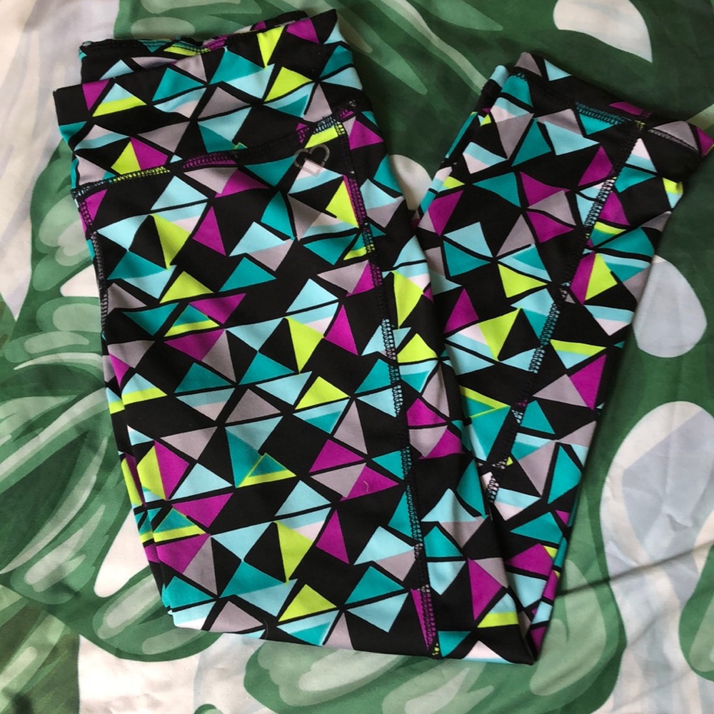 SOLD Cropped Geometric Pattern Active Leggings